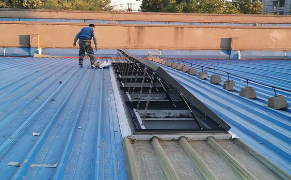 某区域性物流仓储中心特克斯排烟窗系统安装项目